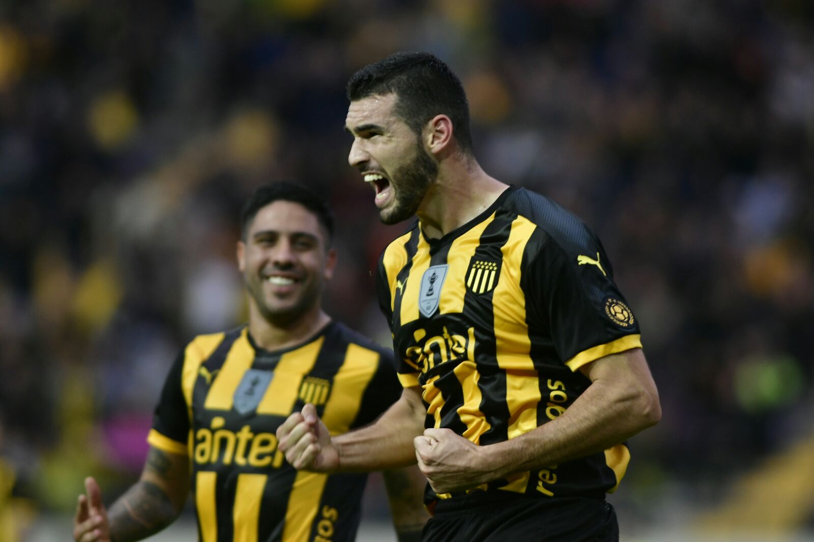 Fabricio Formiliano festeja el gol de Peñarol con el otro zaguero, Ramón Arias, de fondo. Foto: Fernando Ponzetto
