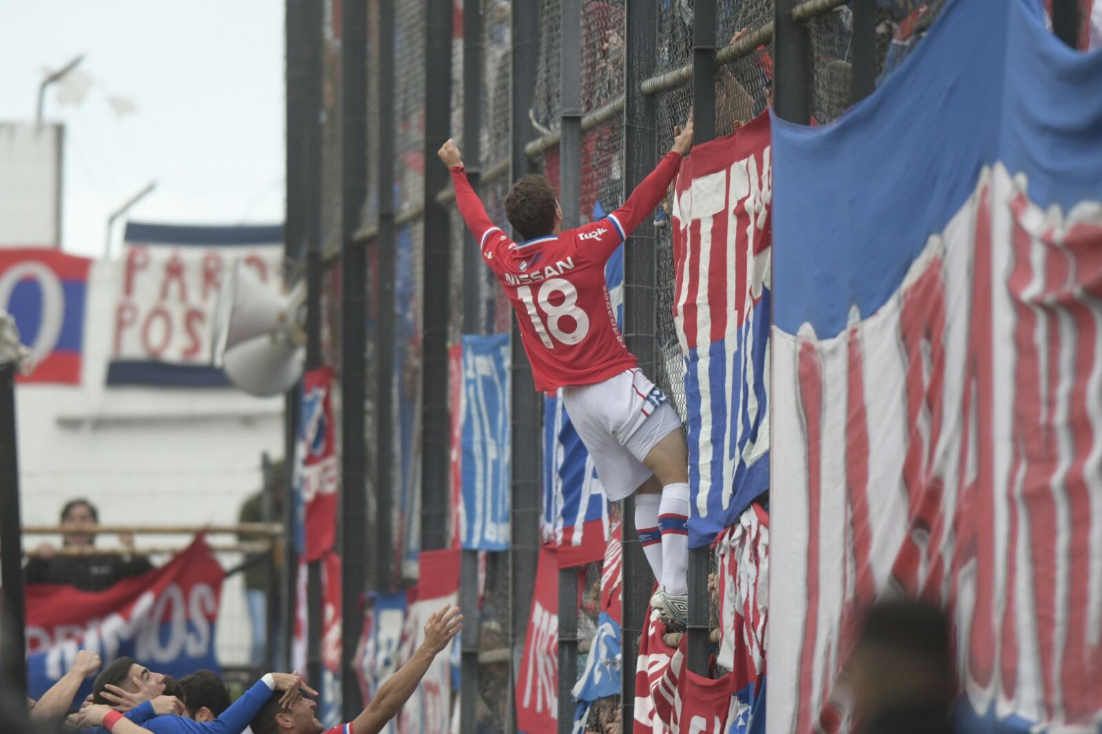 Sebastián Fernández pone el gol de Nacional. Foto: Marcelo Bonjour