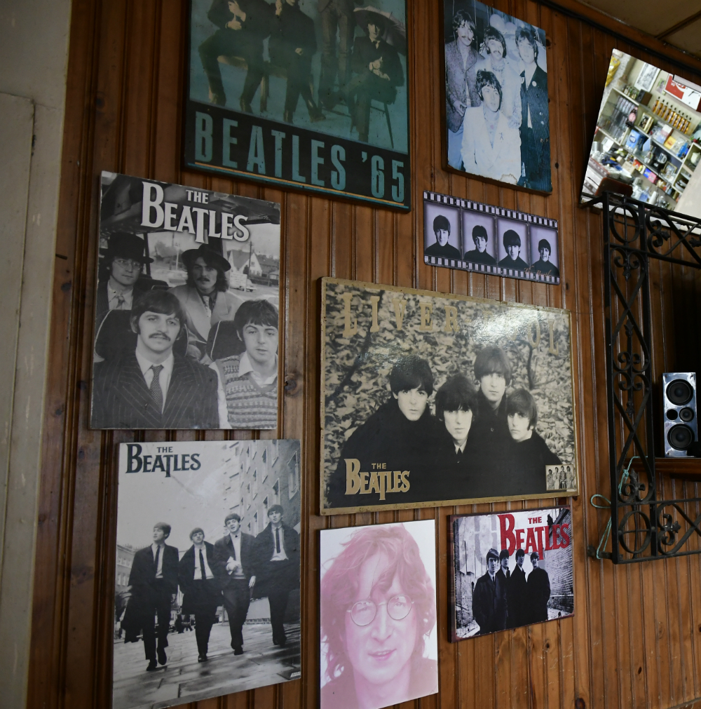 Bar Los Beatles: discos, revistas, cuadros y fotografías de los John Lennon, Paul McCartney, George Harrison y Ringo Starr. Foto: Fernando Ponzetto.