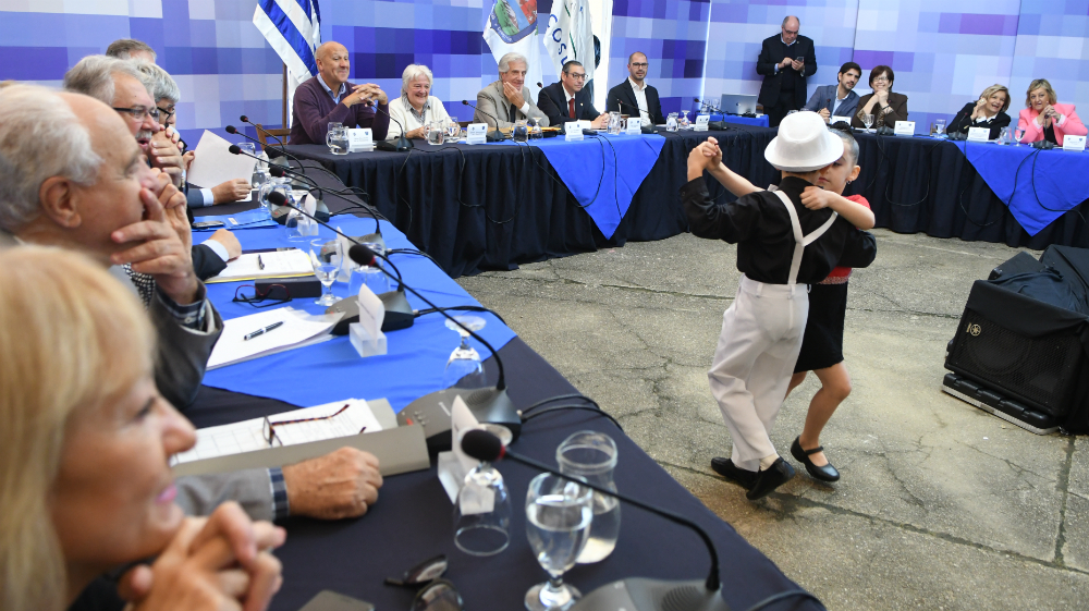 Tabaré Vázquez disfrutó de la Cumparsita que le regalaron dos escolares. Foto: Darwin Borrelli.