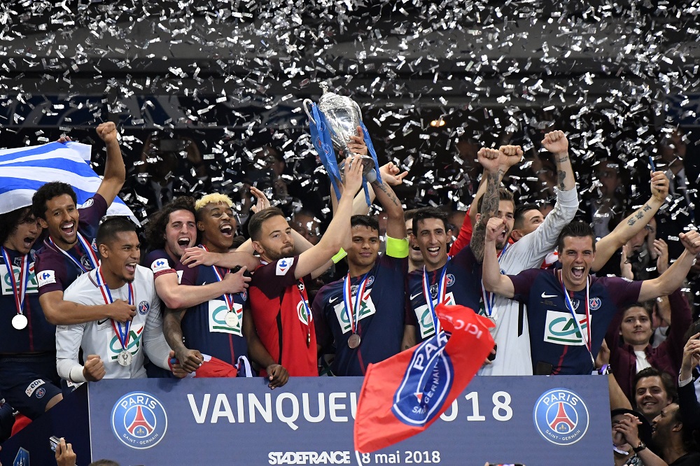 Gesto. Thiago Silva invitó a levantar la copa al capitán rival. Foto: AFP