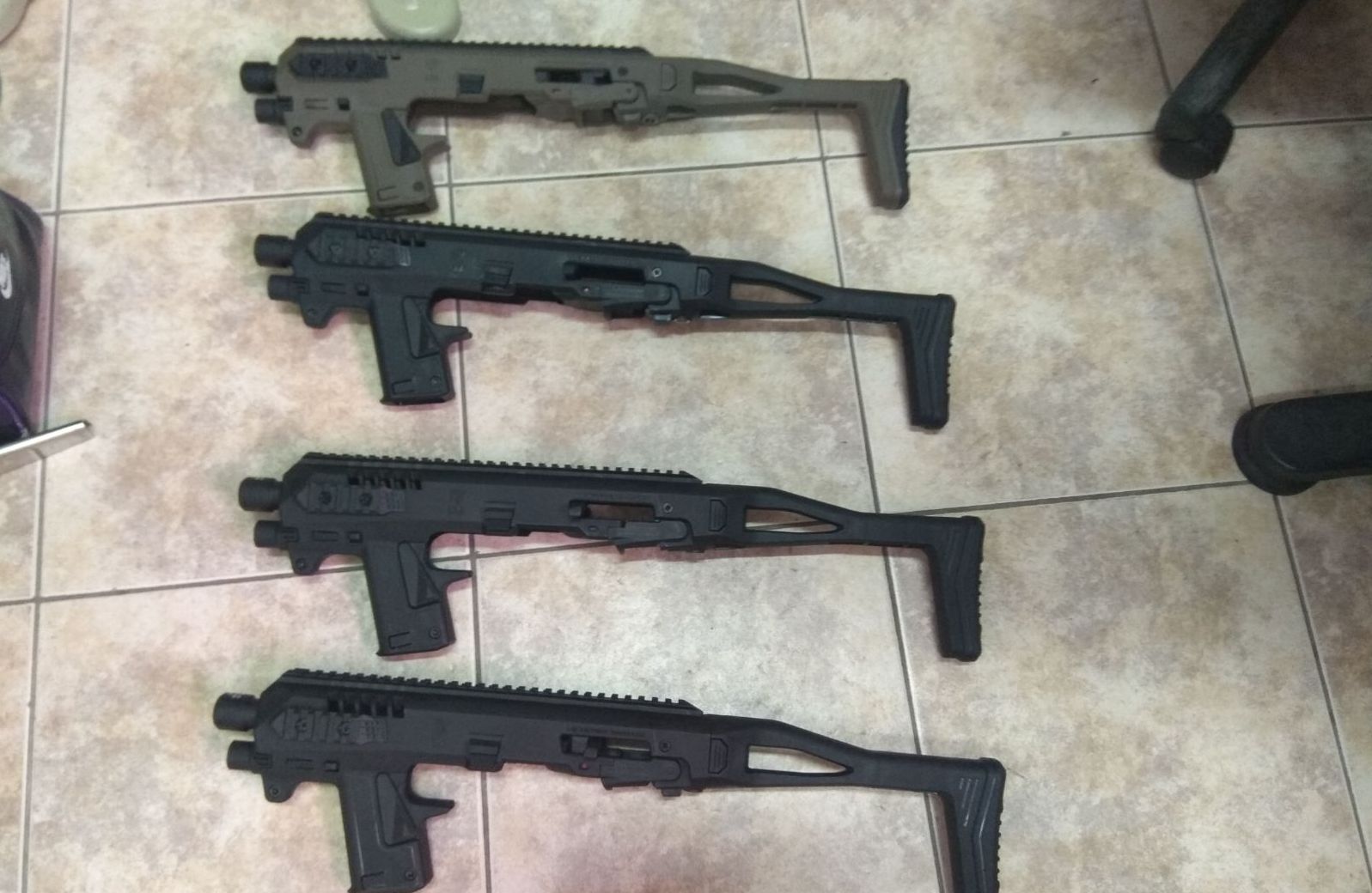 Aduanas incautó material para armar ametralladoras. Foto: Dirección Nacional de Correo