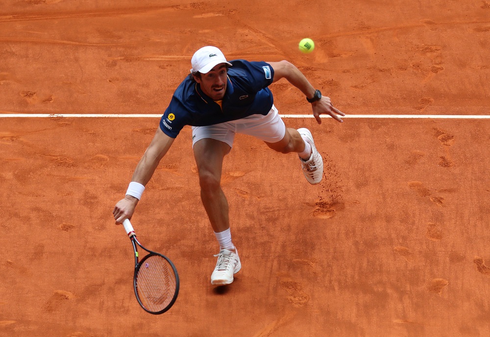 En carrera. Pablo Cuevas ganó y avanzó en Madrid. Foto: Reuters