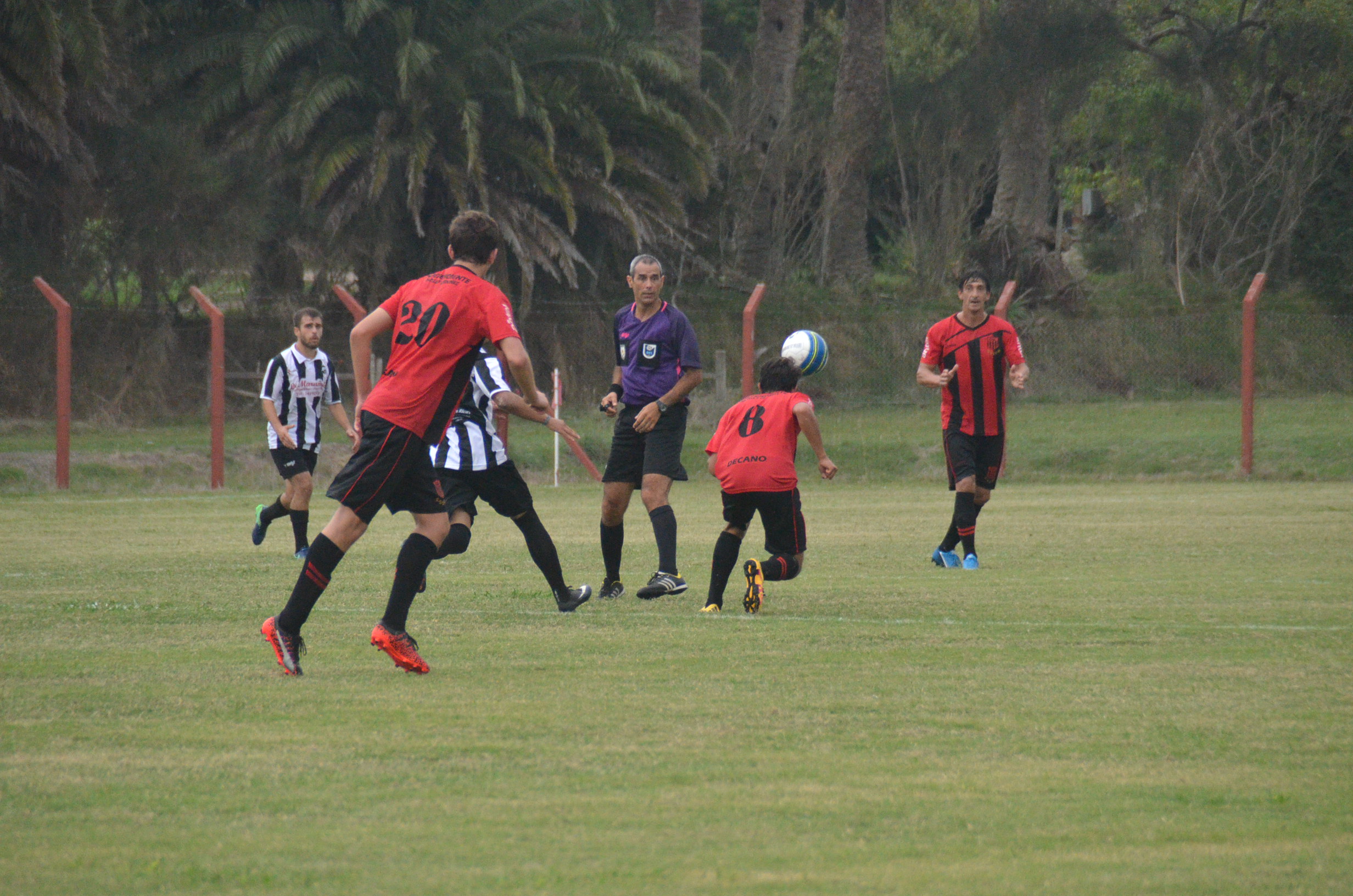 Wanderers de Durazno ante Independiente de Batlle y Ordoñez. Foto: Víctor D. Rodríguez.