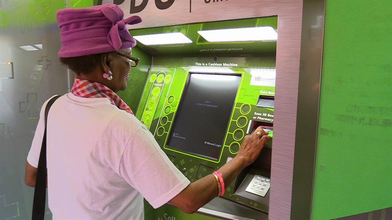 ¿Farmacia o cajero automático? Un invento dos en uno para evitar colas en Sudáfrica. Foto: EFE