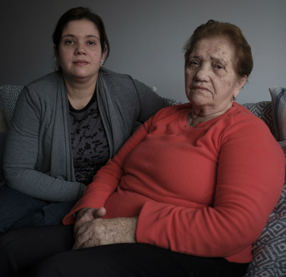 Saliron: Susana y su madre (no dio su nombre) llegaron a Vigo. Foto: AFP