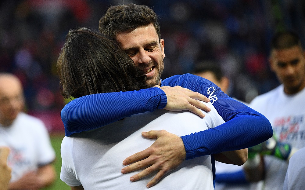 Edinson Cavani saluda a Thiago Motta, que se retira. Foto: AFP