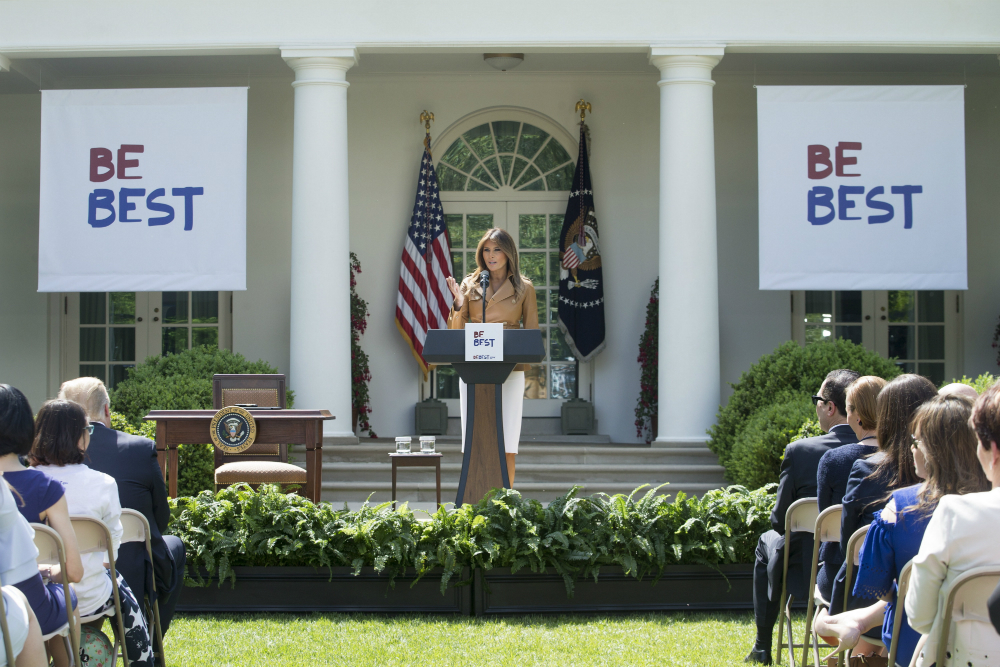 Melania Trump presenta su pograma de acción en el jardín de la Casa Blanca y enfatiza la responsabilidad de los adultos. Foto: EFE