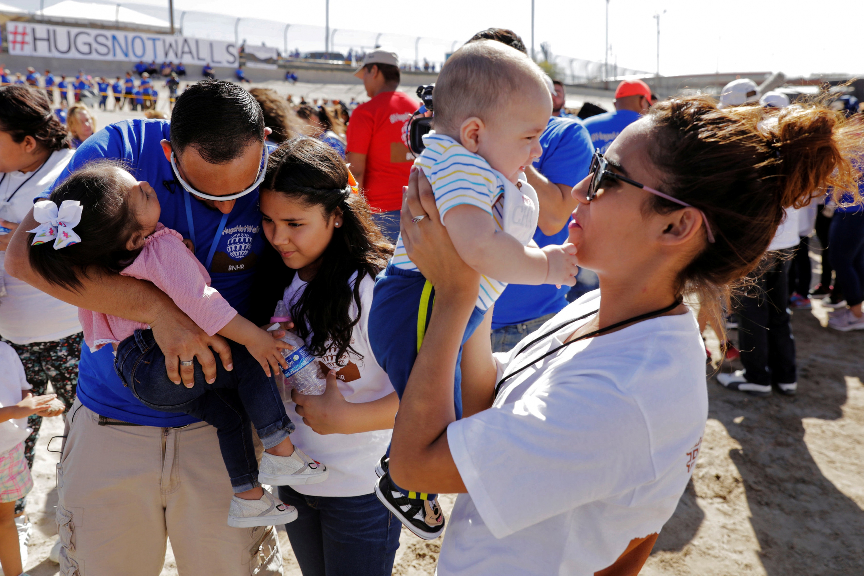 El evento "Abrazos, No Muros" es organizado por la ONG Red Fronteriza por los Derechos Humanos. Foto: AFP