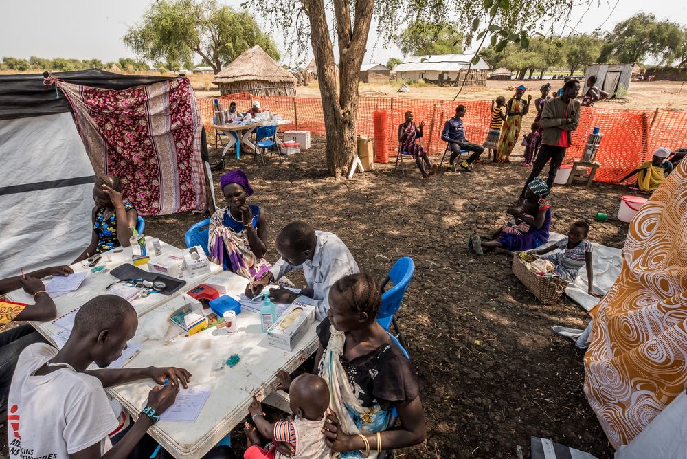 A la sombra, el equipo atiende a los que se han acercado a realizar sus consultas médicas en el pueblo de Kier ©Frederic NOY