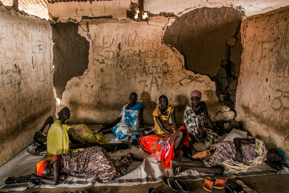 Mujeres jóvenes se reunieron en un establecimiento de salud en ruinas mientras esperan al personal médico de MSF, durante una clínica móvil en el pueblo de Kier ©Frederic NOY