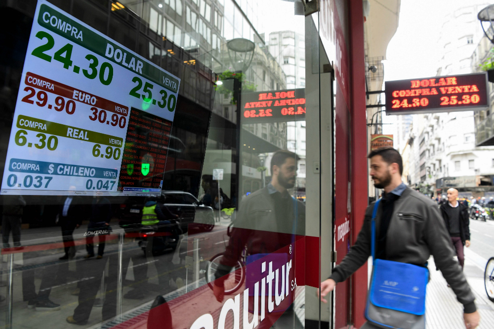 No para: en Argentina, el dólar estadounidense subió ayer un 6,6% y al público superó la barrera psicológica de los 25 pesos argentinos. Foto: AFP.