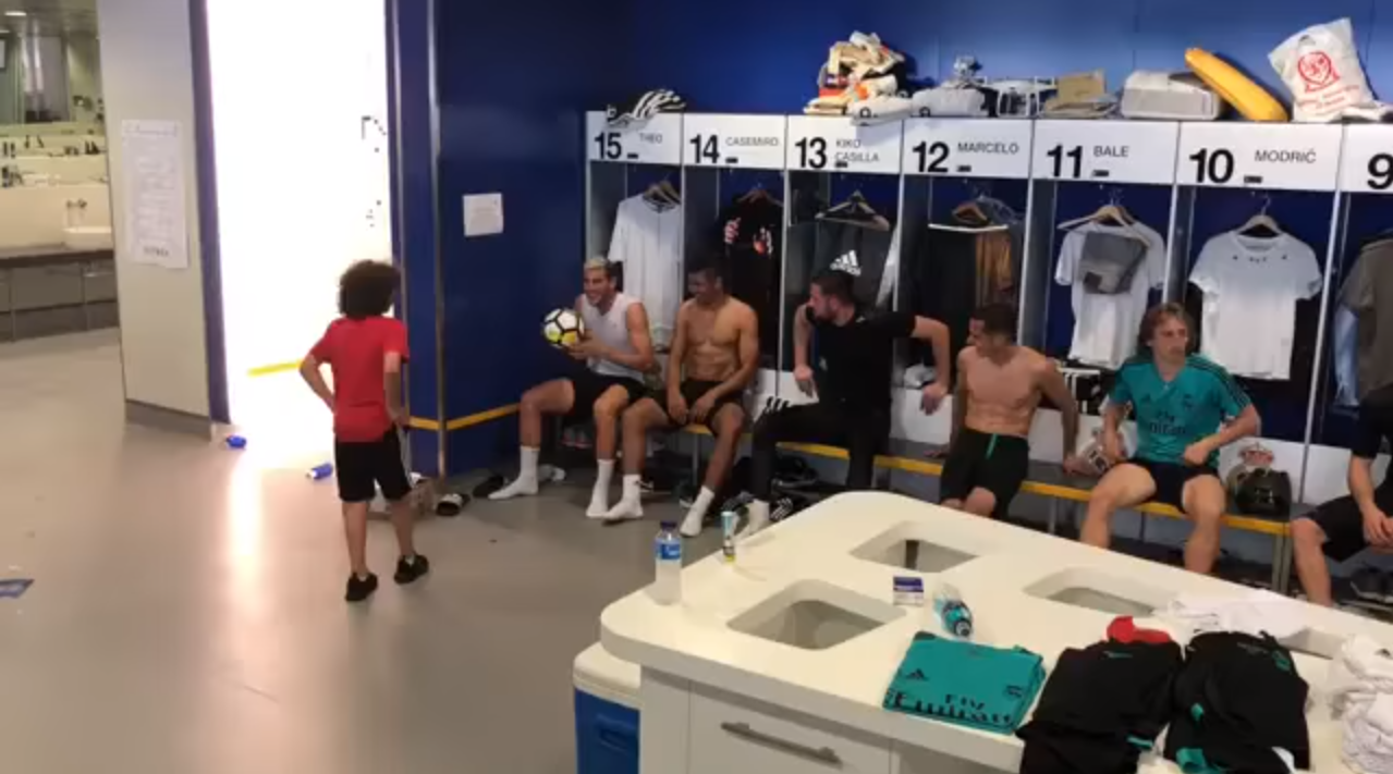 Marcelo y su hijo en el vestuario del Madrid. Foto: Captura