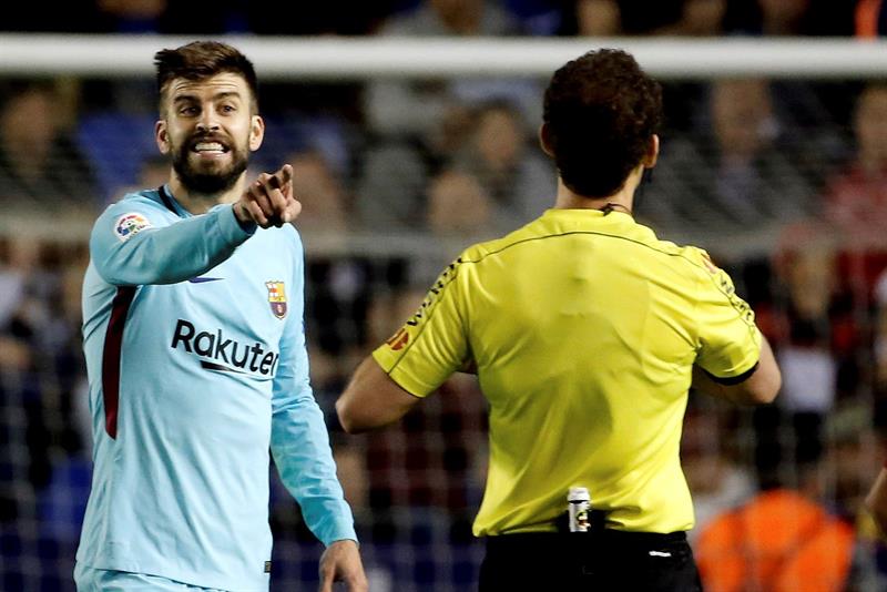 Pique le reclama al árbitro. Foto: EFE
