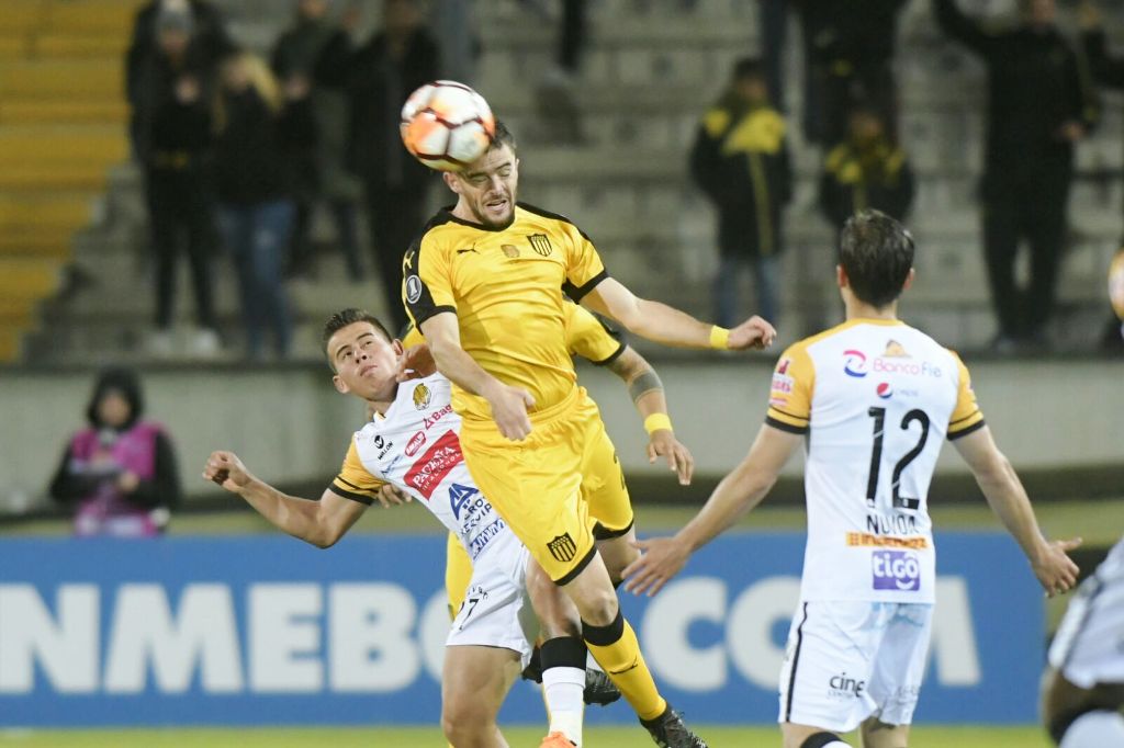 Peñarol vs. The Strongest. Foto: Marcelo Bonjour