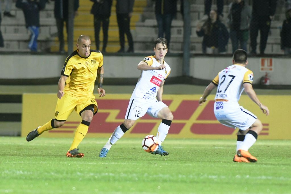 Peñarol vs. The Strongest. Foto: Marcelo Bonjour