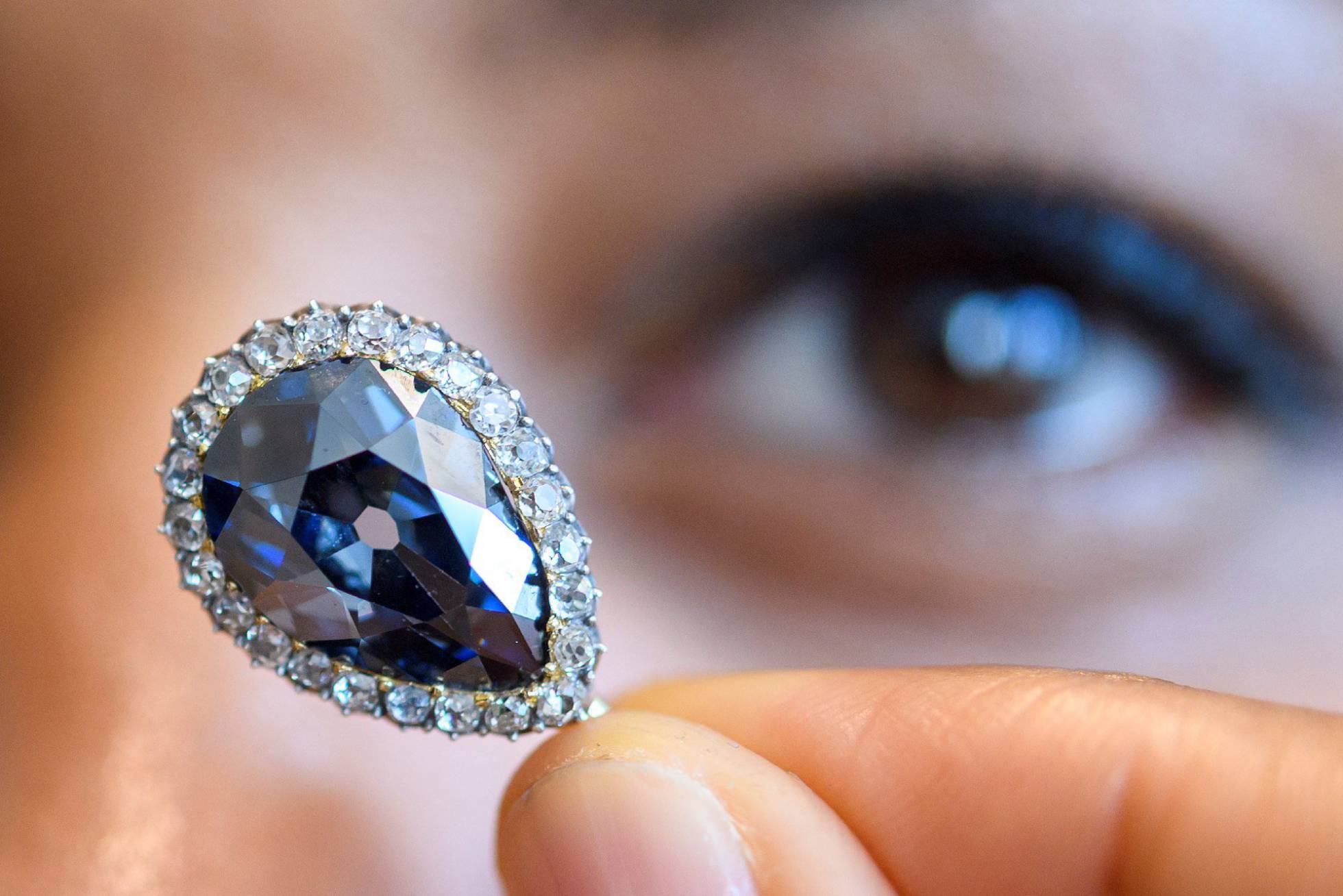 El diamante azul en forma de pera perteneció a la segunda esposa del rey Felipe V de España, Isabel Farnesi. Foto:EFE
