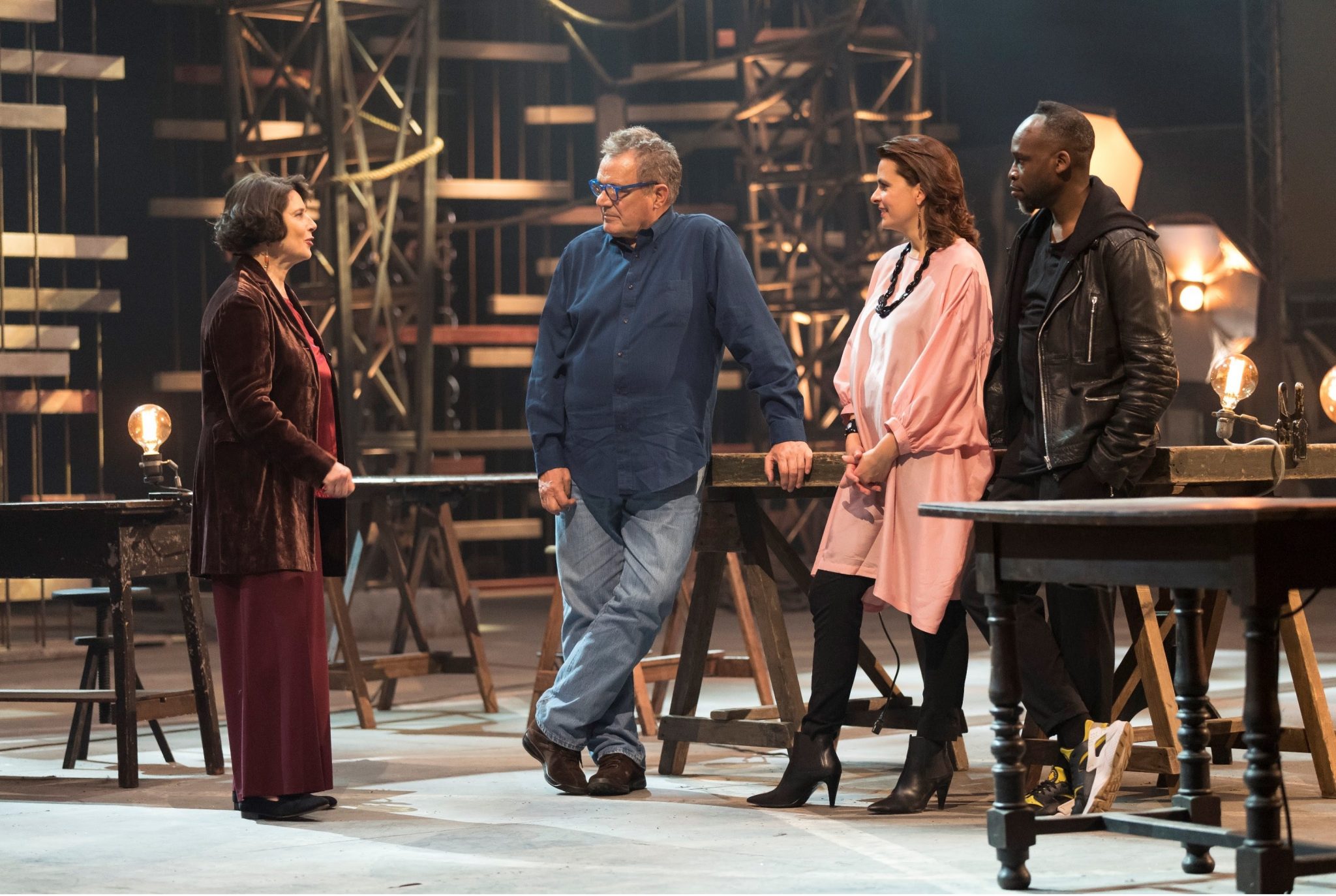 Los jueces junto a Isabella Rosellini, la conductora del programa. Foto: Difusión