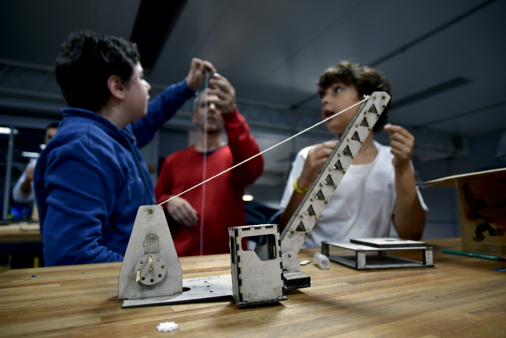 La idea del taller es que los niños creen robots propios a medida que avanzan. Foto: F. Ponzetto