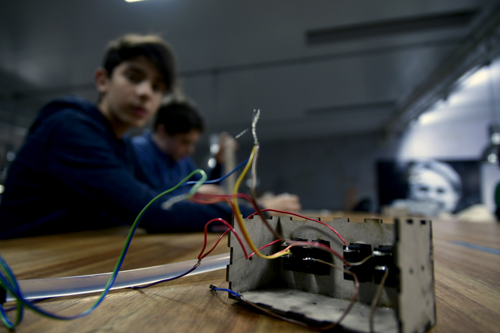 La idea del taller es que los niños creen robots propios a medida que avanzan. Foto: F. Ponzetto