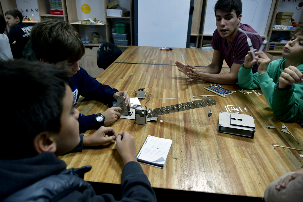 La idea del taller es que los niños creen robots propios a medida que avanzan. Foto: F. Ponzetto