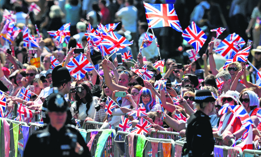 La pareja recibió cálidas expresiones de adhesión de más de 100.000 personas que agitaron la bandera británica. Foto: Reuters