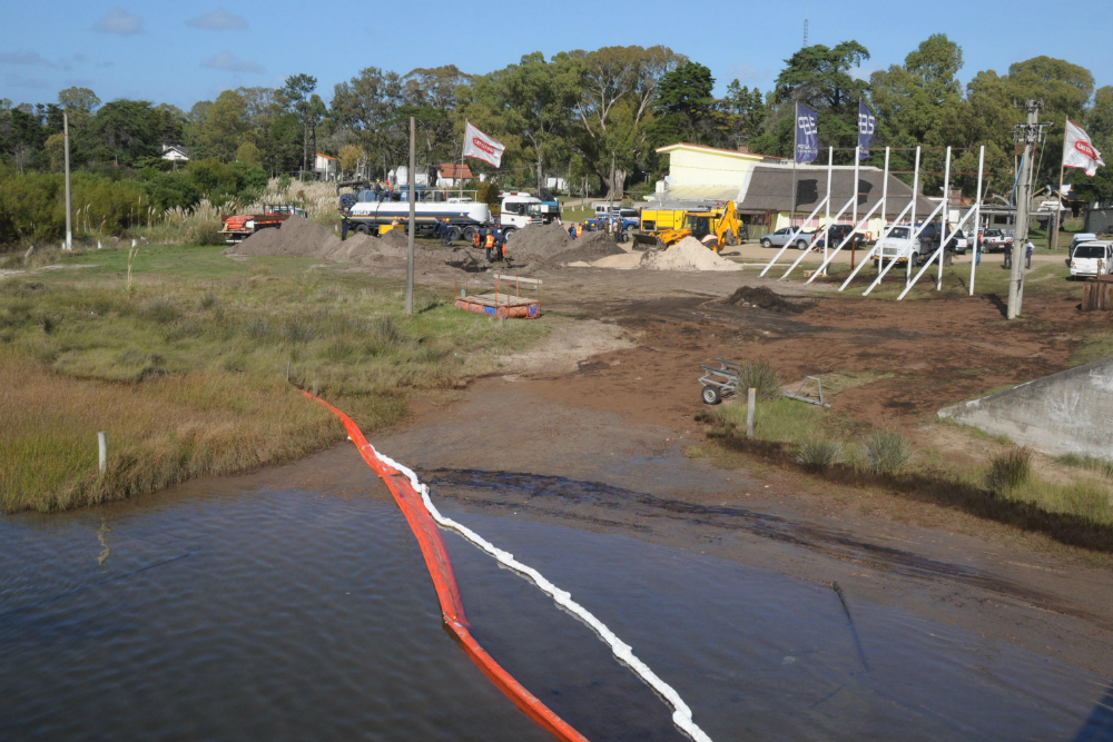 La posibilidad de un derrame de petróleo es una constante amenaza para un sitio turístico estratégico como Punta del Este. Foto: Ricardo Figueredo.