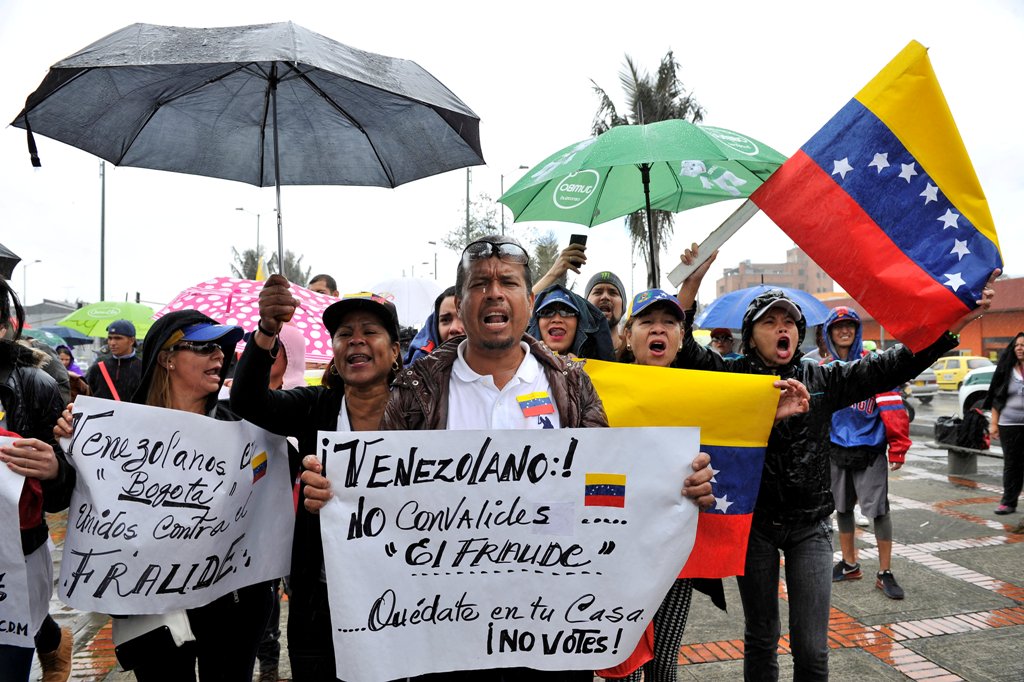 Manifestantes venezolanos contra las elecciones de este domingo. Foto:Reuters