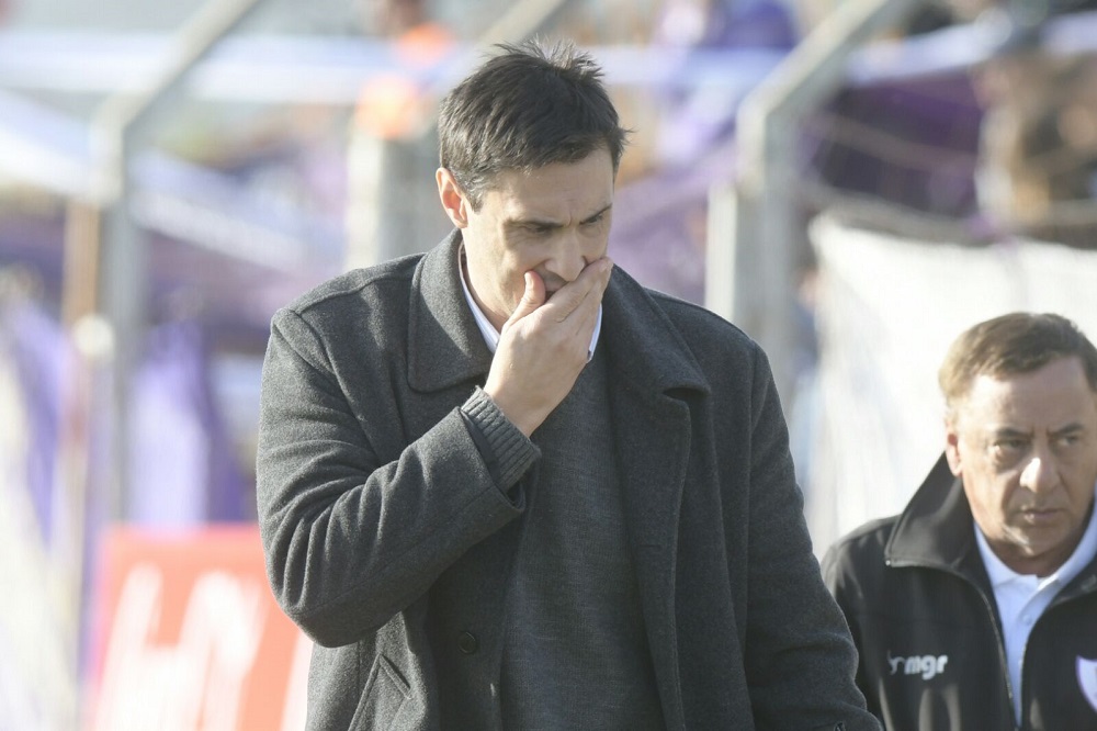 Carrasco Jr. Juan Carlos dirigió al equipo y entró a la cancha. Foto: Marcelo Bonjour