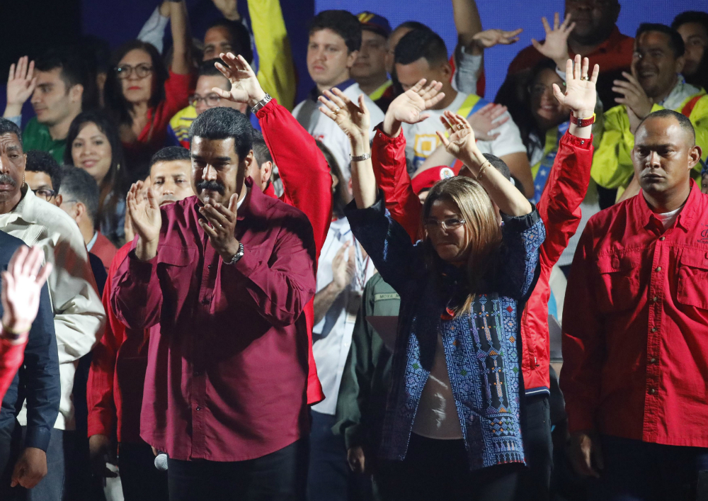 Maduro celebra los resultados junto a sus seguidores. Foto: Reuters