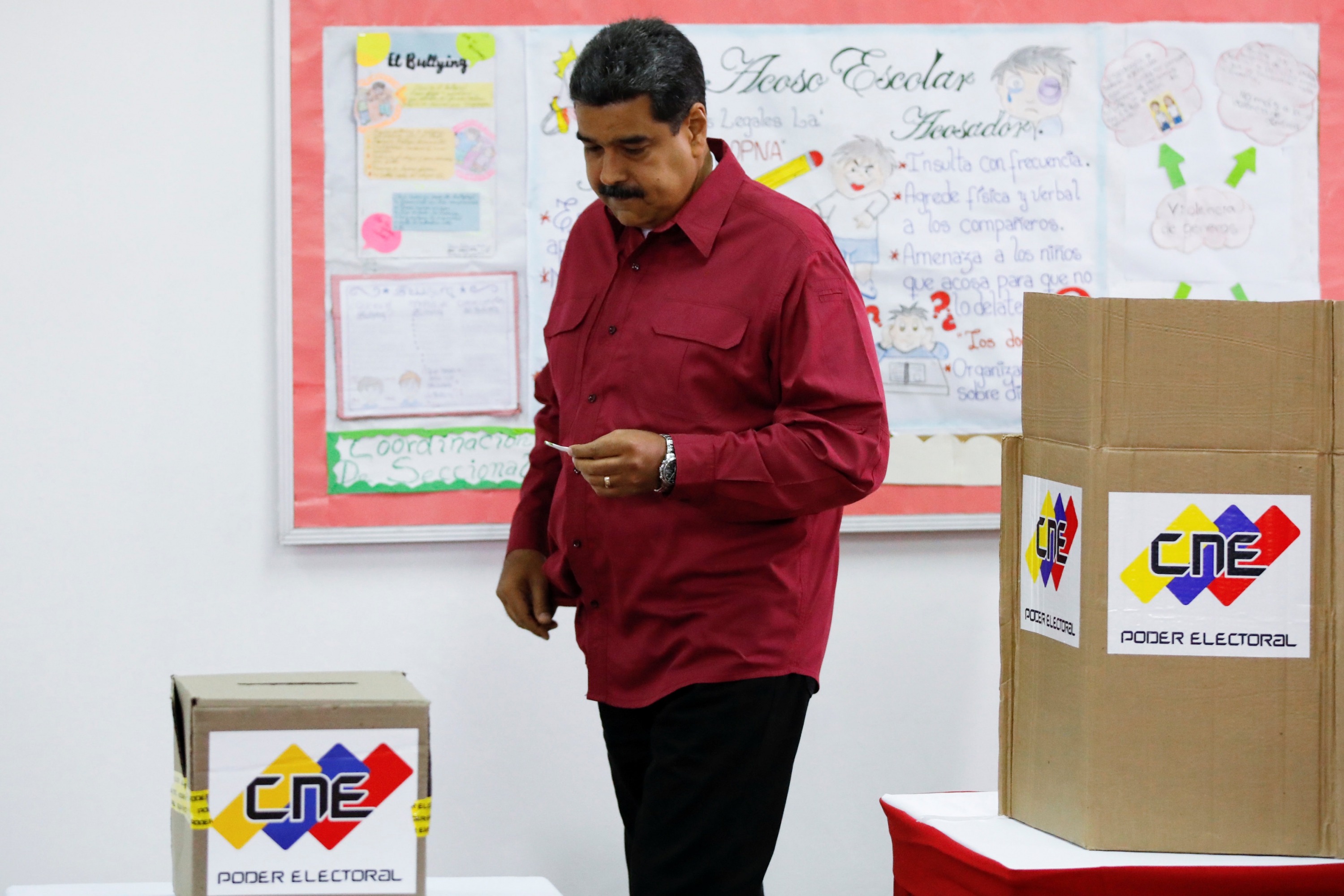 Maduro fue el primero en votar en su circuito. Foto: Reuters