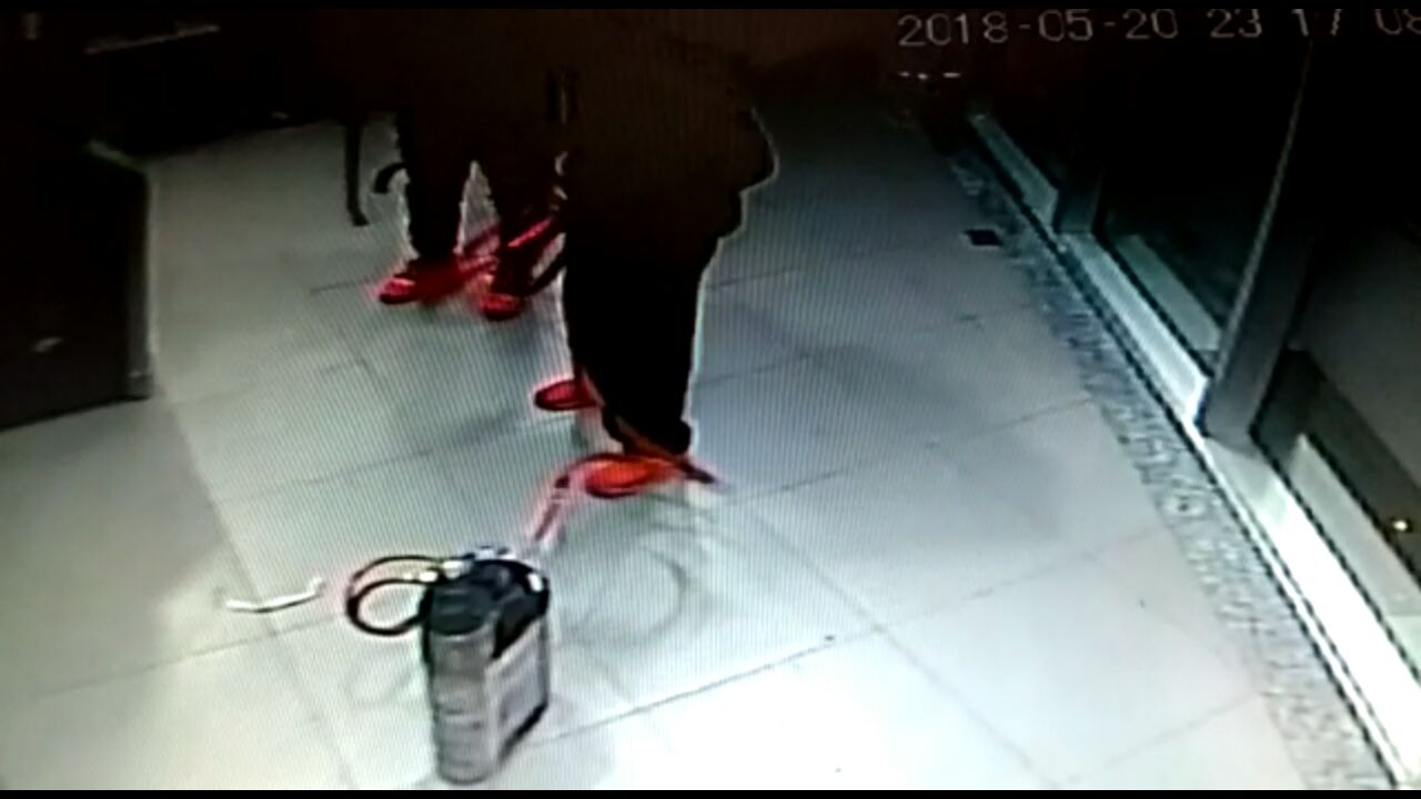 Las cámaras de seguridad captaron el momento. Foto: captura de pantalla