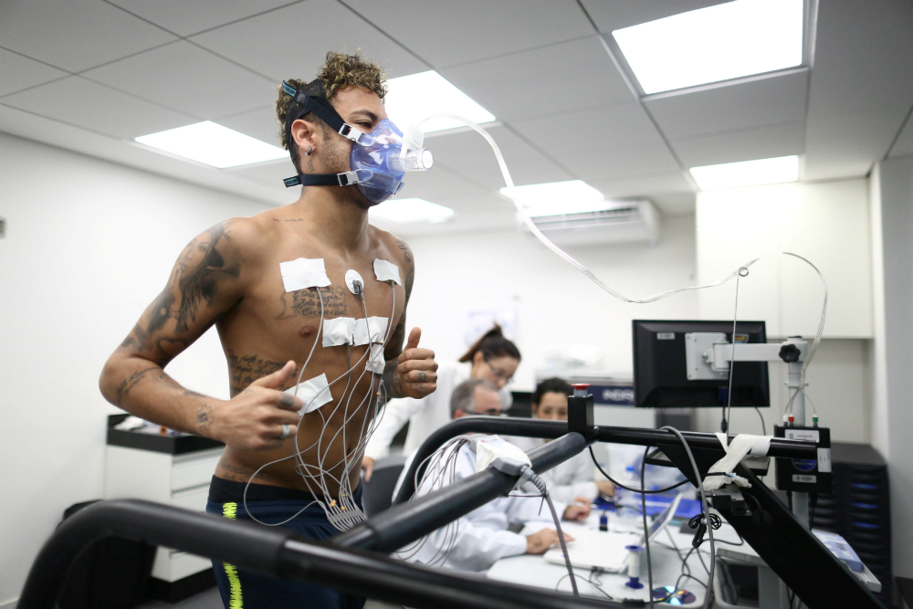Neymar corriendo en la cinta bajo un control absoluto de su estado físico
