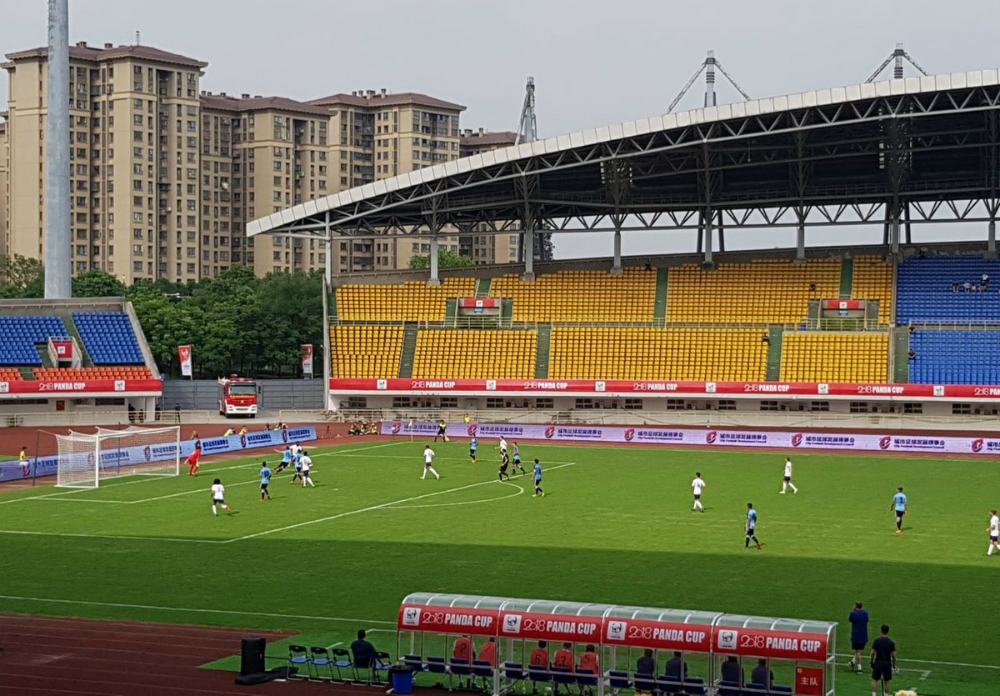 Uruguay e Inglaterra midiéndose en el estadio Shuangliu Sports Centre
