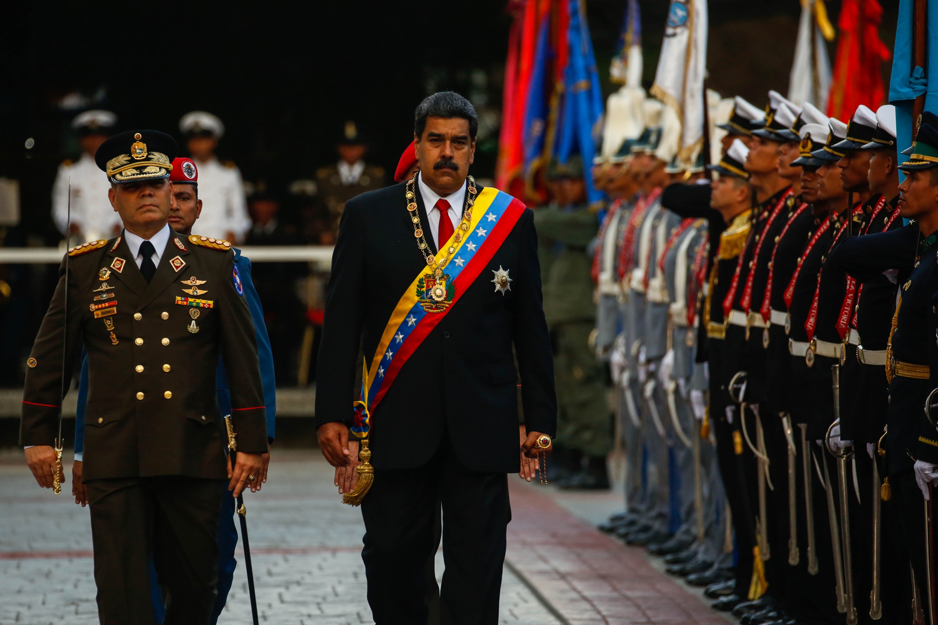 La Fuerza Armada Nacional Bolivariana le rinde honores a Maduro. Foto: EFE