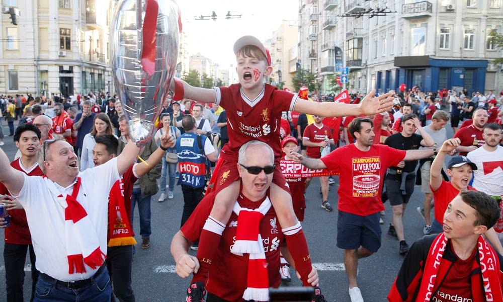 Los hinchas de Liverpool y Real Madrid le dan color a la previa en Kiev. Fotos: AFP - Reuters.