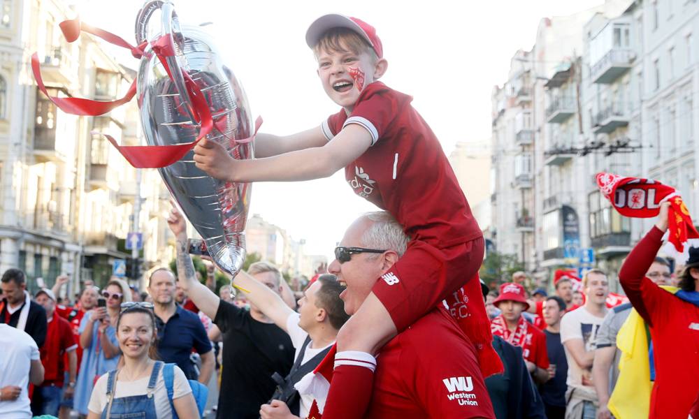 Los hinchas de Liverpool y Real Madrid le dan color a la previa en Kiev. Fotos: AFP - Reuters.