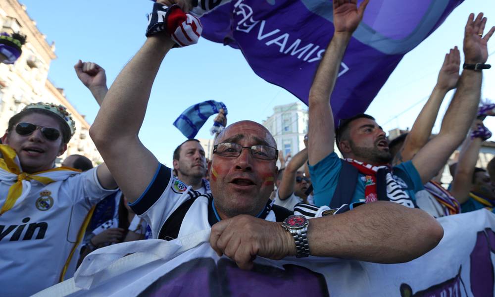 Los hinchas de Liverpool y Real Madrid le dan color a la previa en Kiev. Fotos: AFP - Reuters.