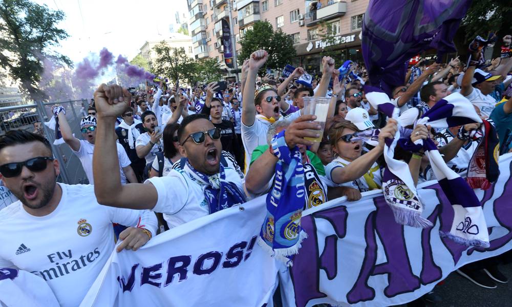Los hinchas de Liverpool y Real Madrid le dan color a la previa en Kiev. Fotos: AFP - Reuters.