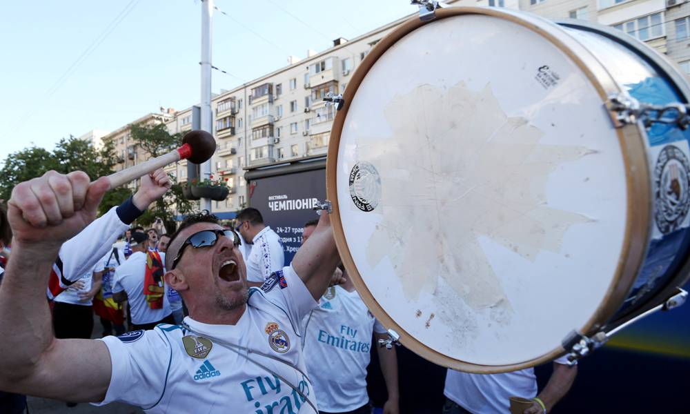 Los hinchas de Liverpool y Real Madrid le dan color a la previa en Kiev. Fotos: AFP - Reuters.