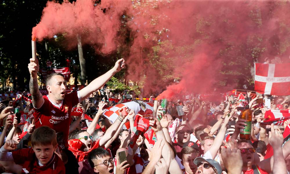 Los hinchas de Liverpool y Real Madrid le dan color a la previa en Kiev. Fotos: AFP - Reuters.