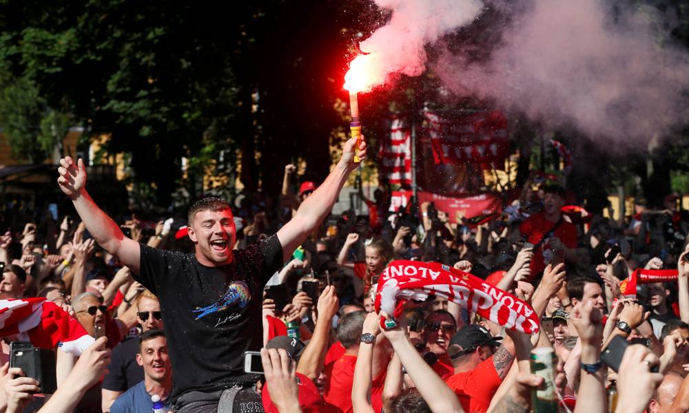 Los hinchas de Liverpool y Real Madrid le dan color a la previa en Kiev. Fotos: AFP - Reuters.