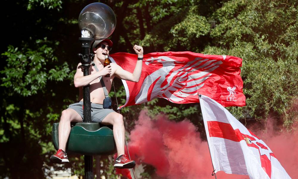 Los hinchas de Liverpool y Real Madrid le dan color a la previa en Kiev. Fotos: AFP - Reuters.