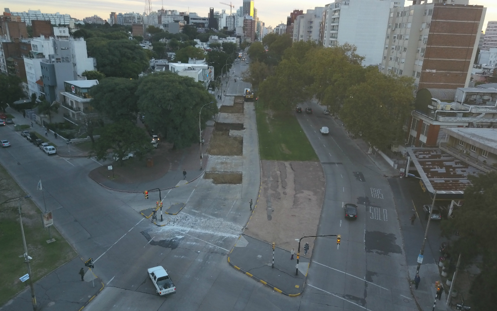 En obras: después de los arreglos en la senda hacia el este, comienza la repavimentación hacia el Centro, desde Albo hasta Tres Cruces. Foto: Gabriel Rodríguez.