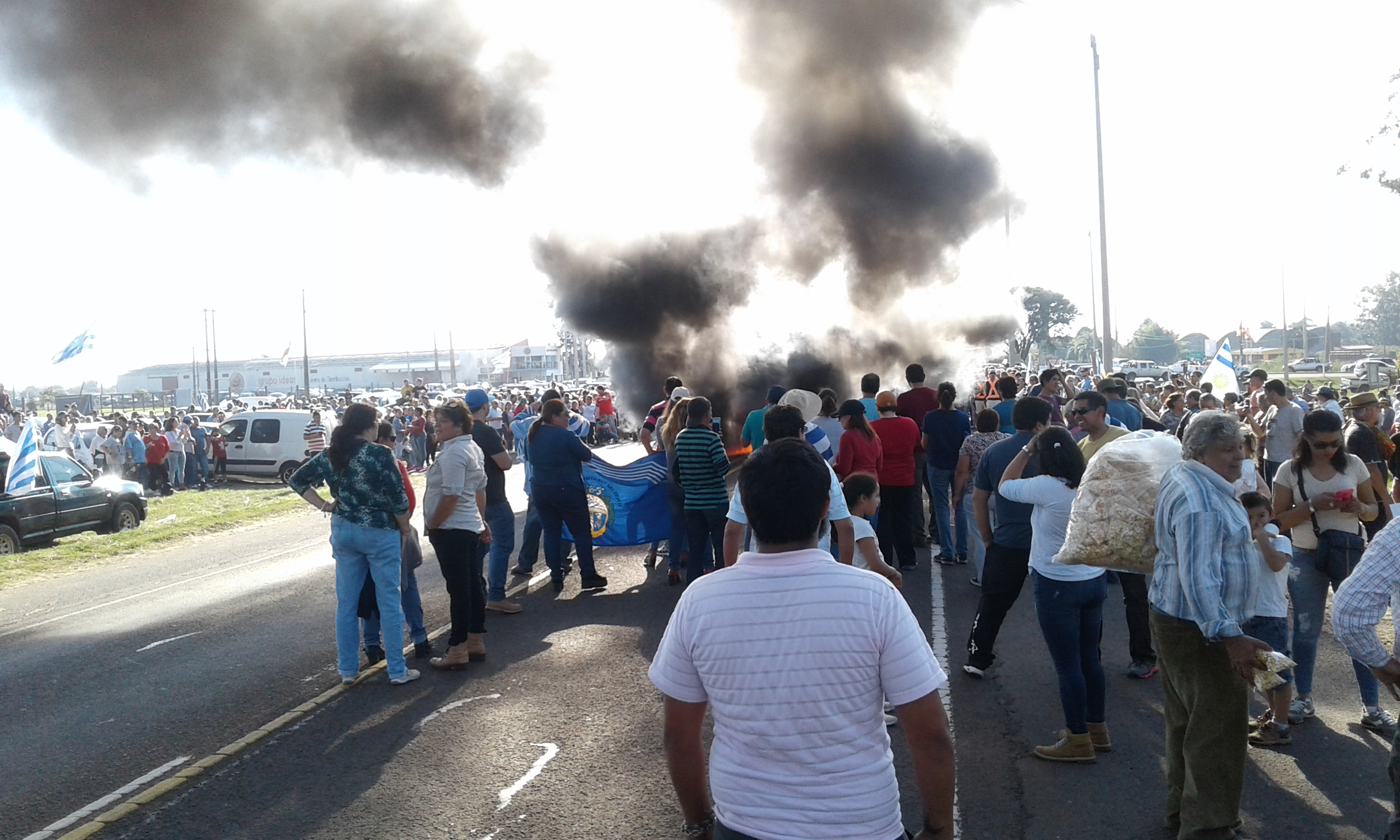 Gran concentración en Salto en reclamo de mayor seguridad. Foto: Luis Pérez