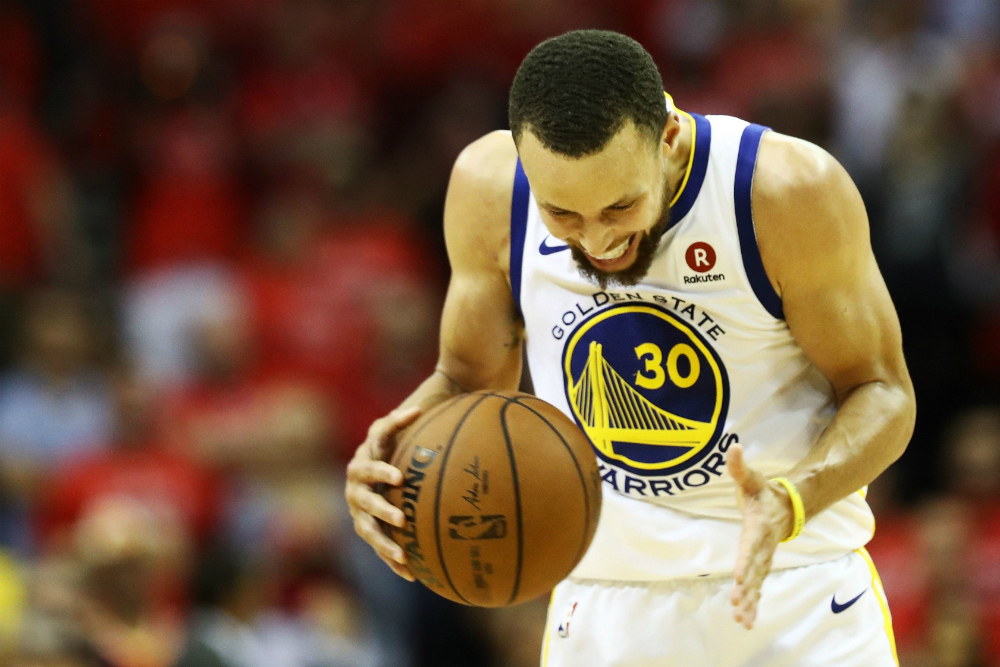Stephen Curry celebrando el pasaje a otra final más de la NBA