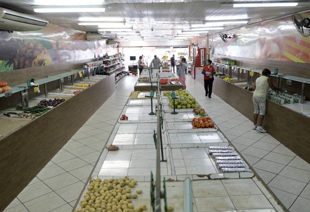 En el centro de Río de Janeiro, los clientes de un supermercado entraban en shock al ver los precios en los estantes de verduras y frutas. Foto: Reuters