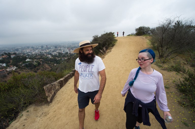 Los paseadores de humanos son un hecho en Los Ángeles. Foto: AFP