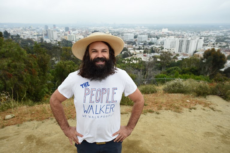 Los paseadores de humanos son un hecho en Los Ángeles. Foto: AFP