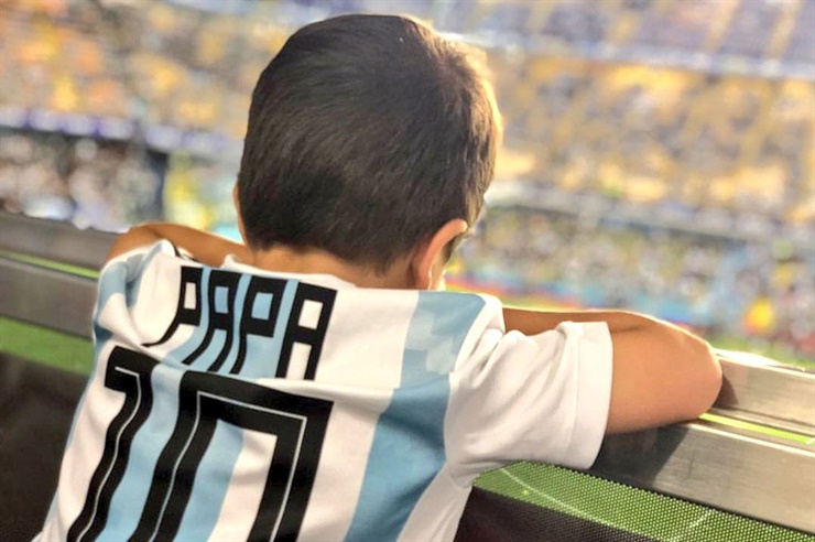 Thiago, el mayor de los hijos de Messi, sigue a su padre en La Bombonera. Foto: @antoroccuzzo88